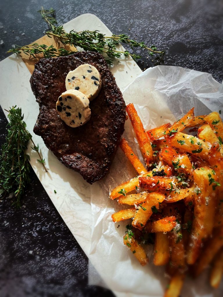 Image de l'article Steak de bison avec frites à la truffe