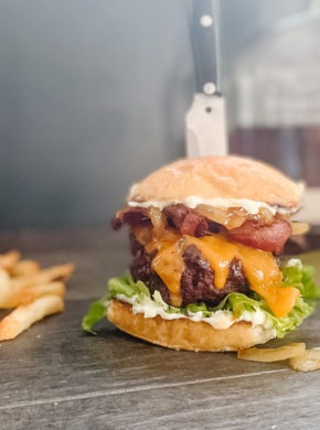 Immagine dell'articolo con hamburger di bisonte e cipolle borboniche all'albicocca
