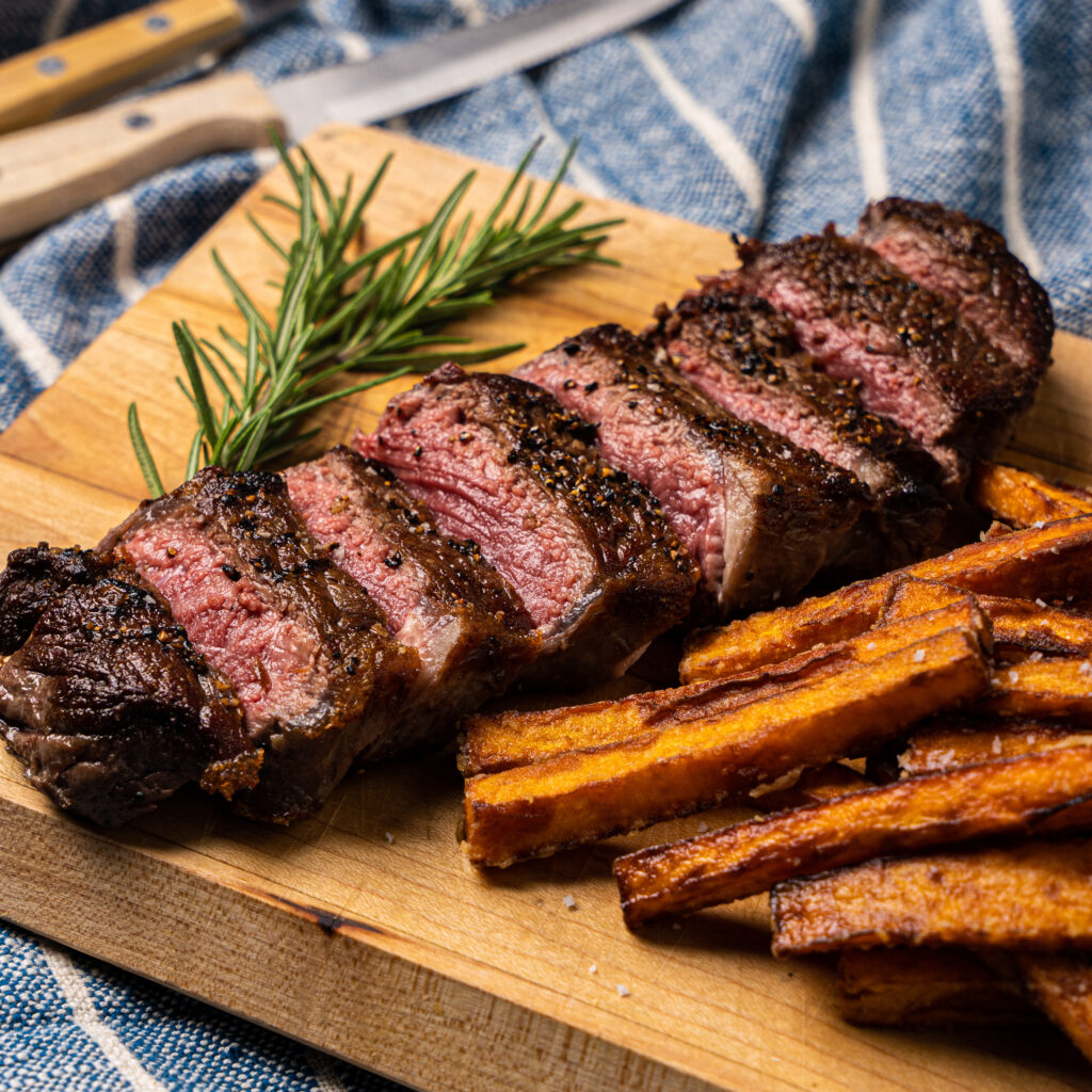 Artikelbild för Bison Steak & Sweet Potato Fries
