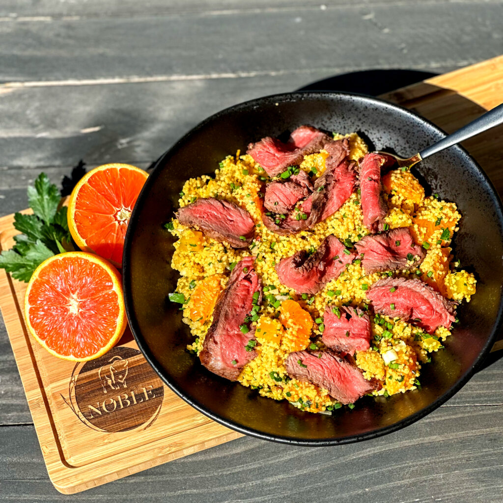 Steak de bison sur salade de couscous à la betterave et à l'orange image de l'article