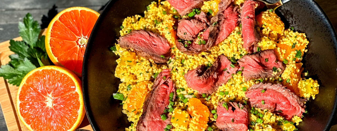 Steak de bison sur salade de couscous à la betterave et à l'orange image de l'article